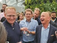 Dave Limp, Jay Carney y Jeff Bezos en Amazon Spheres